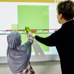 Lärare undervisar med Rik matematik med hjälp av bildspelen. Foto: Lasse Fredriksson.