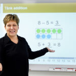 Lärar undervisar med bildspel i Rik matematik. Foto: Lasse Fredriksson.