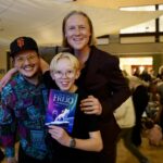 Fredrik och Carl Blomqvist med illustratör Johan Leion på Frejo-release